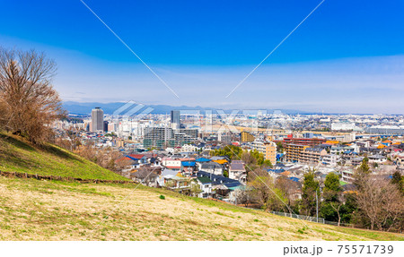 春の丘から眺める住宅地 春の丘から眺める住宅地 75571739