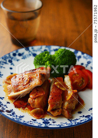 チキンのガーリックステーキ 75571962