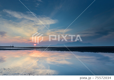 夕暮れの御輿来海岸に染まる夕焼け 夕暮れの御輿来海岸に染まる夕焼け 75572034
