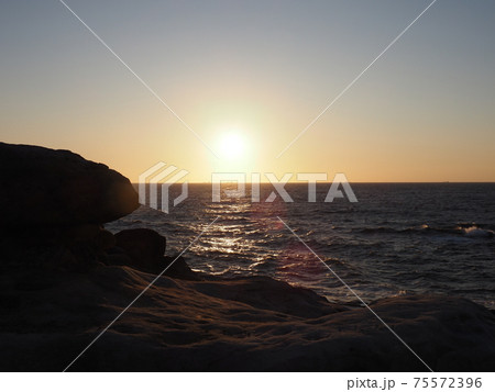 南紀白浜の海の夕日 75572396