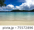 透き通るようなきれいな水のビーチ 75572896