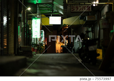 沖縄県　那覇市　松尾　牧志　飲み屋　午後　夕方　夕焼け　離島　リゾート　島　天国　夏休み　観光　旅行 75573997