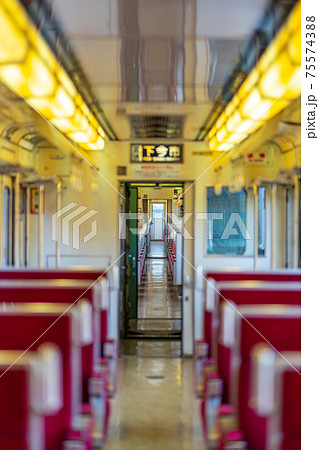 栃木県　日光市　山林　自然　山岳　東武日光線　車両　車内　電車　シート　無人　通路　午前 75574388