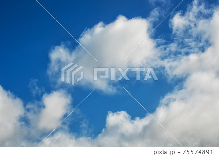Overview of a beautiful blue sky covered with clouds. Nature. 75574891