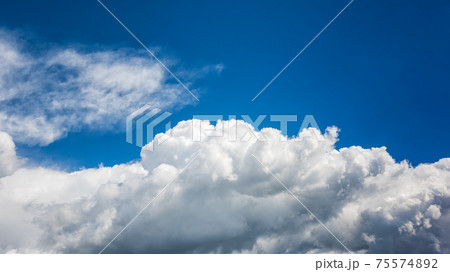 Overview of a beautiful blue sky covered with clouds. Nature. 75574892
