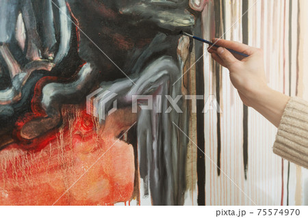 Young man paint abstract painting on canvas in art studio 75574970
