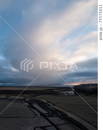 北欧アイスランドの冬期のスコゥガフォスの滝から観える夕焼けと海 北欧アイスランドの冬期のスコゥガフォスの滝から観える夕焼けと海 75575011