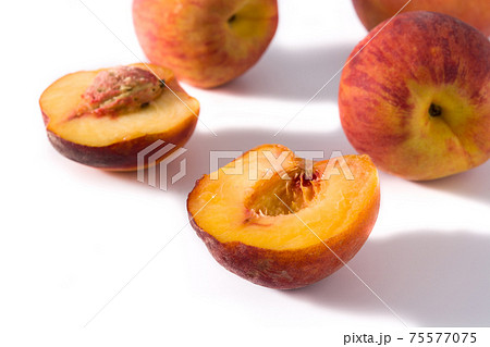 Pieces of peach fruit 75577075
