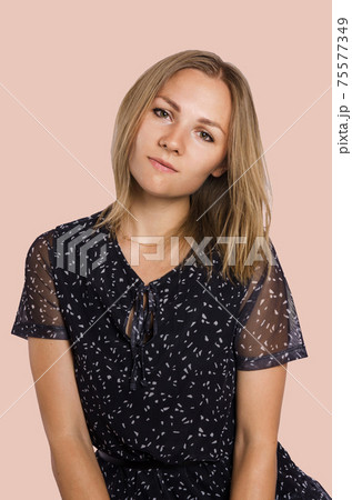 Woman with attractive smile looking to the camera 75577349