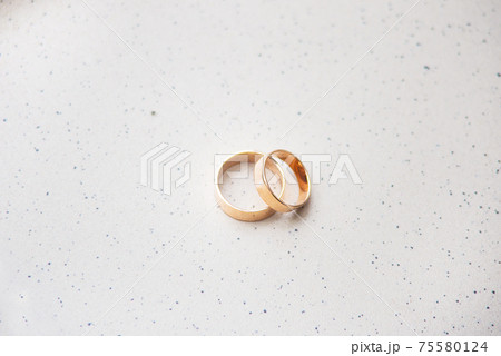 Beautiful wedding gold rings close up shot Beautiful wedding gold rings close up shot 75580124