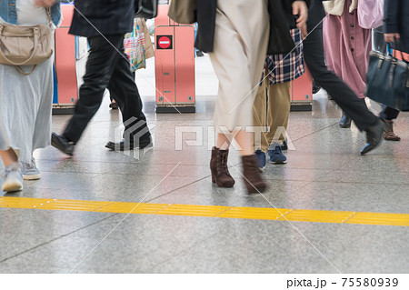 【小田急線 混雑する小田原駅の自動改札】 【小田急線 混雑する小田原駅の自動改札】 75580939