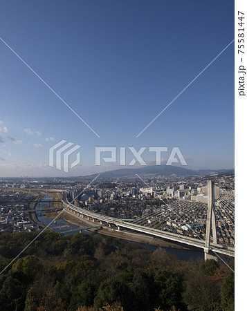 五月山から俯瞰で見る川沿いに広がる街並みの風景 五月山から俯瞰で見る川沿いに広がる街並みの風景 75581447