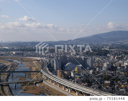 五月山から俯瞰で見る川沿いに広がる街並みの風景 五月山から俯瞰で見る川沿いに広がる街並みの風景 75581448