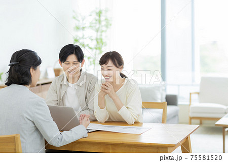 商談をする夫婦 商談をする夫婦 75581520