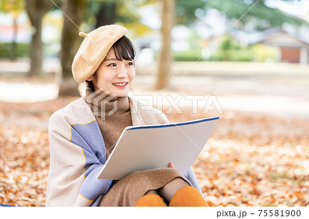 芸術の秋・絵を描く女性（笑顔） 75581900