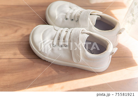 白いスニーカー 靴 子供用の写真素材