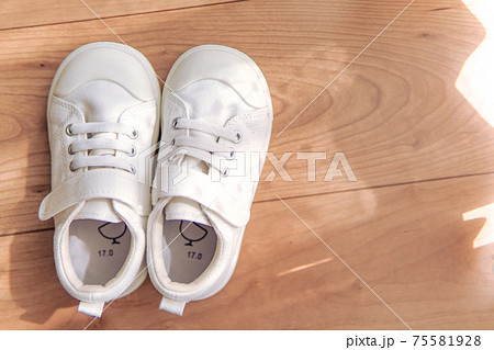 白いスニーカー　靴　子供用 75581928