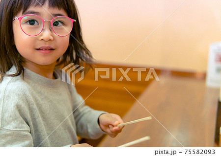 子供　女の子　ポートレート 75582093