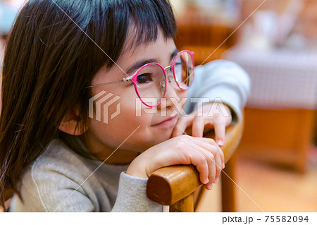 子供　女の子　ポートレート 75582094