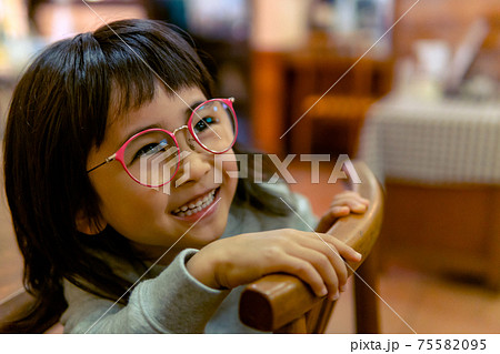 子供　女の子　ポートレート 75582095