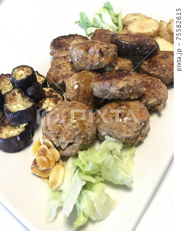 豆腐ハンバーグ、妻の手作り家庭料理、家庭で楽しむ夕ご飯、幸せ家族 豆腐ハンバーグ、妻の手作り家庭料理、家庭で楽しむ夕ご飯、幸せ家族 75582615