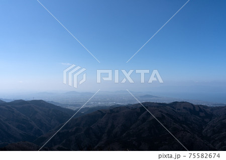 霊仙岳南西尾根から見下ろす春がすみの琵琶湖と湖南方面 霊仙岳南西尾根から見下ろす春がすみの琵琶湖と湖南方面 75582674