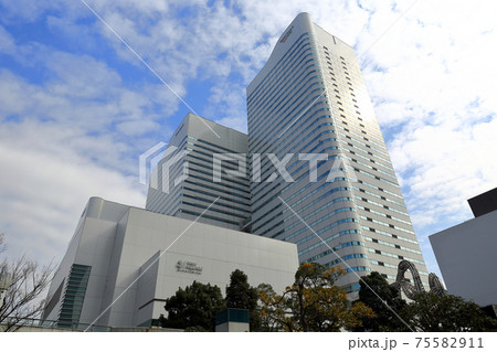 横浜　みなとみらいの都市風景　クイーンズスクエア 75582911