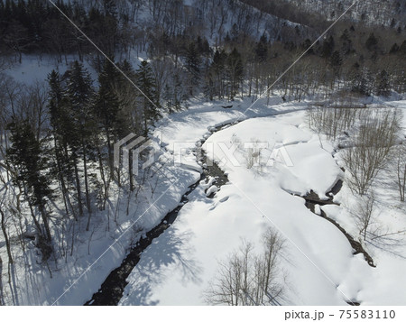 冬の北海道 雪景色と渓流(支笏湖周辺 空撮) 冬の北海道 雪景色と渓流(支笏湖周辺 空撮) 75583110