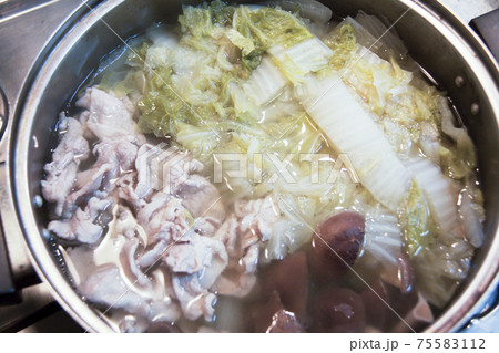 白菜と豚肉の鍋物 75583112