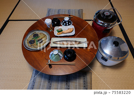 昭和 建築写真　昭和の食卓　日本間　テレビ　電気釜　サンマ　和室 75583220