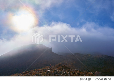 秋の栃木県 那須岳(茶臼岳)と日の出平分岐付近から霧立ち込める茶臼岳方面を見る 75583678