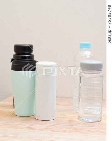 いろいろな水筒とペットボトル 75583749