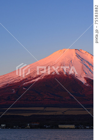 紅富士と快晴の空 紅富士と快晴の空 75583882