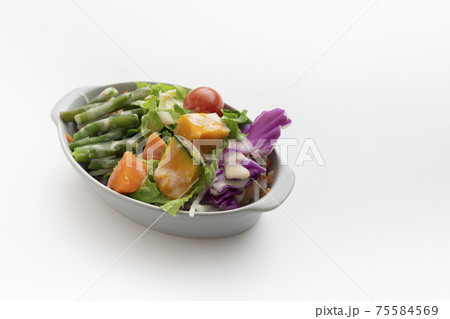アンチョビソースをかけたインゲン豆のサラダ 75584569