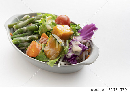 アンチョビソースをかけたインゲン豆のサラダ アンチョビソースをかけたインゲン豆のサラダ 75584570