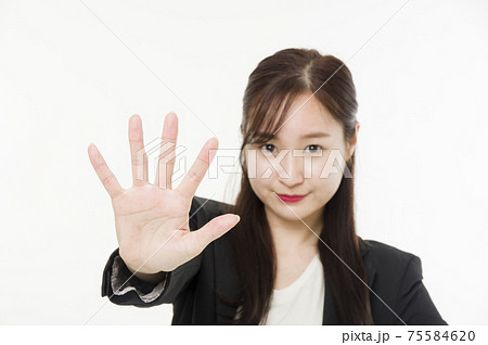 ストップのポーズをとる女性 ストップのポーズをとる女性 75584620