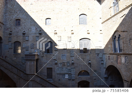 イタリアのフィレンツェのバルジェロ美術館の壁の写真素材