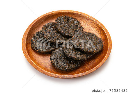 和菓子の黒胡麻せんべい 75585482