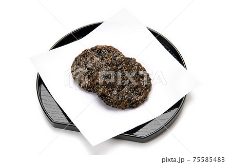 和菓子の黒胡麻せんべい 75585483