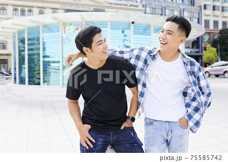 Friends walking in the city 75585742