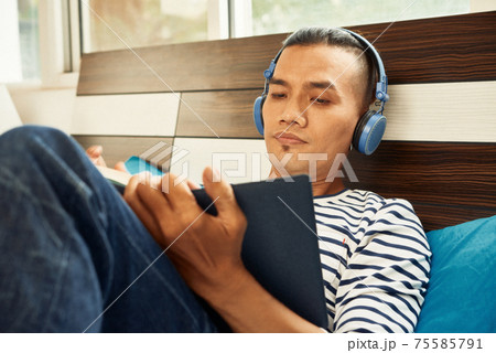Man reading interesting book 75585791