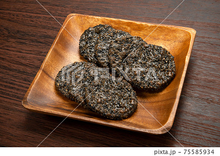 和菓子の黒胡麻せんべい 和菓子の黒胡麻せんべい 75585934