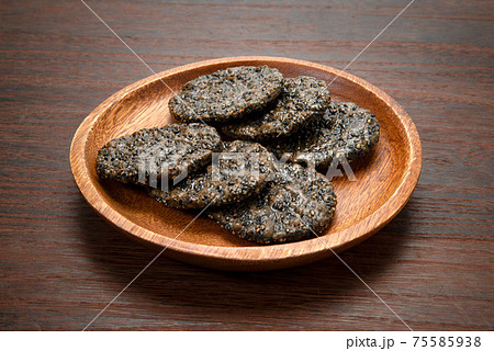 和菓子の黒胡麻せんべい 和菓子の黒胡麻せんべい 75585938