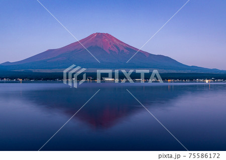 山中湖畔からの夏の夜明の富士山 75586172