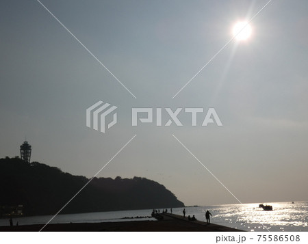 江ノ島と沈む太陽 75586508