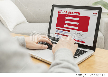 パソコンで求人検索している男性 75586617