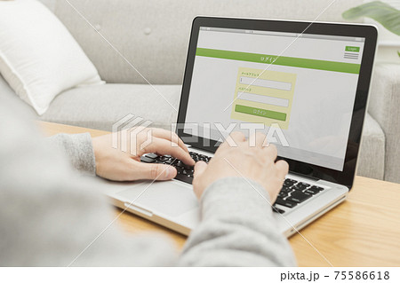 パソコンでログイン画面を開いている男性 75586618