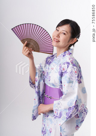 扇子を手に持つ浴衣の女性 75586850