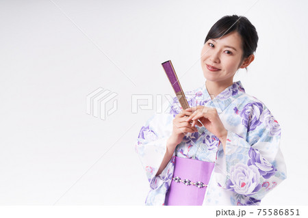扇子を手に持つ浴衣の女性 扇子を手に持つ浴衣の女性 75586851