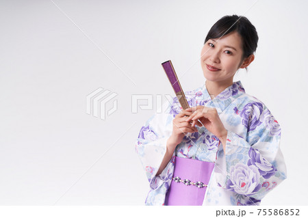 扇子を手に持つ浴衣の女性 扇子を手に持つ浴衣の女性 75586852